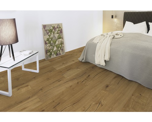 Slaapkamer met houten vloer, nachtkastje en bed