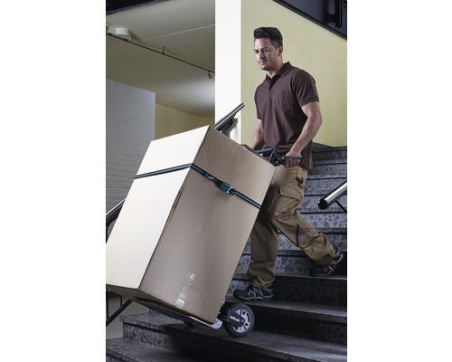 Man vervoert karton met trappenwagen over een trap