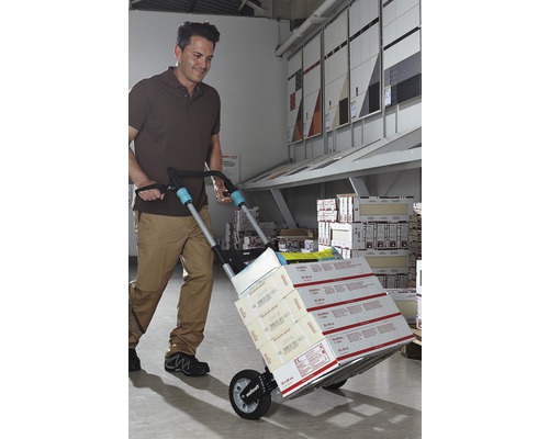 Man vervoert goederen met een steekwagen in een Hornbach vestiging.