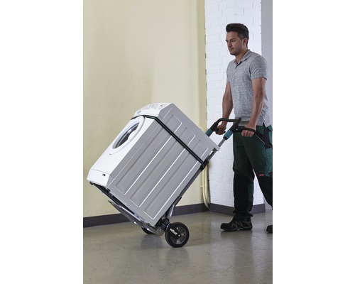 Een persoon vervoert een wasmachine met een traploper