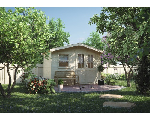 Tuin met houten tuinhuis, bank en beplanting