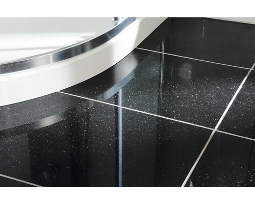 Detailopname van tegels en douchebak in de badkamer.