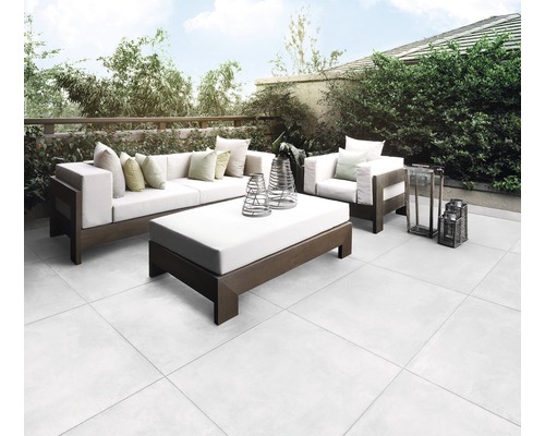 Terras met zithoek en vloertegels buiten.