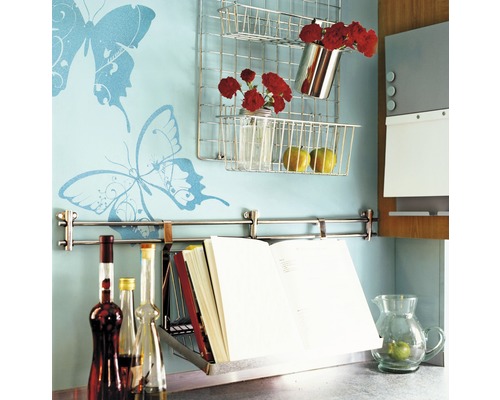 Keukenscène met wandrek, kookboekhouder en decoratieve elementen