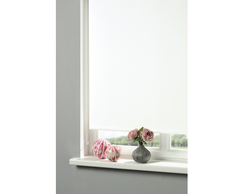 Wit rolgordijn op raam met decoratie