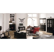 Woonkamer met rode bank, zwarte meubels en decoraties