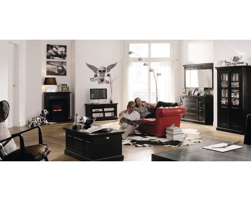 Woonkamer met rode bank, zwarte meubels en decoraties