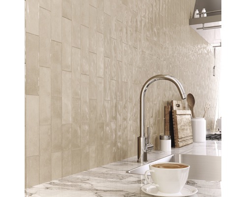 Keukenscène met wandtegels, gootsteen en kraan