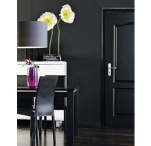 Inrichtingsidee met zwarte eettafel, stoelen, dressoir en deur.