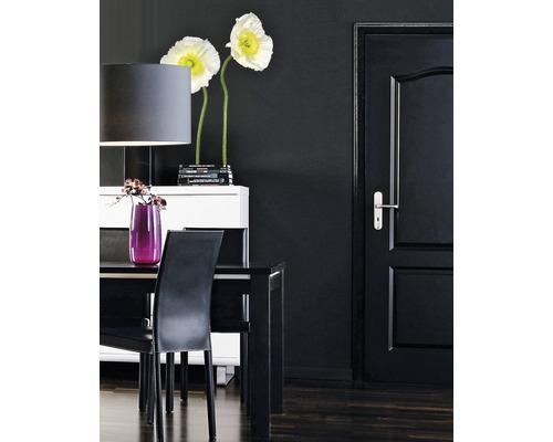 Inrichtingsidee met zwarte eettafel, stoelen, dressoir en deur.