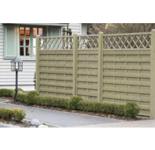 Houten schutting in de tuin met lamp en struiken