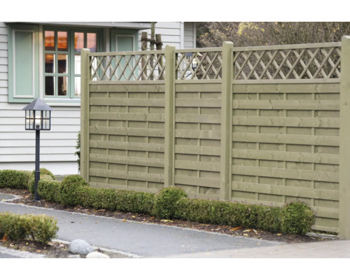Houten schutting in de tuin met lamp en struiken