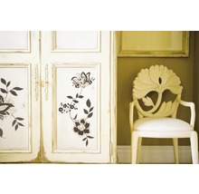 Decoratieve kast met bloemmotief en een stoel