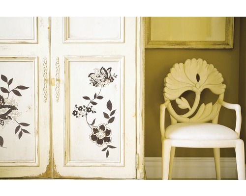 Decoratieve kast met bloemmotief en een stoel