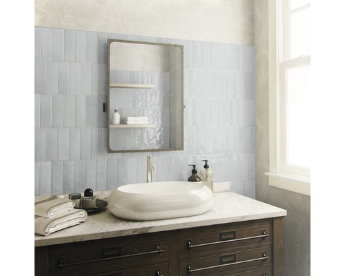 Badkamer met wastafel, spiegel en tegels