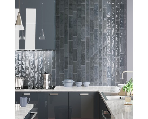 Moderne keuken met grijze kastfronten, stenen werkblad en wandtegels