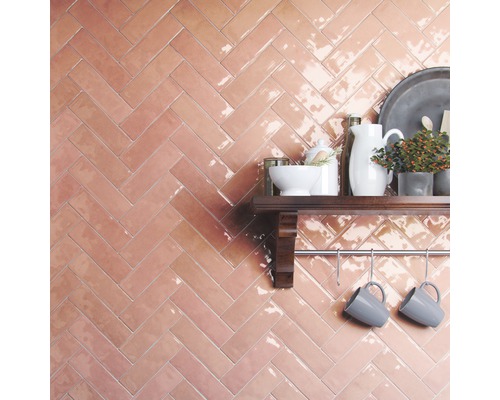 Wandtegels in visgraatmotief met plank en decoratie