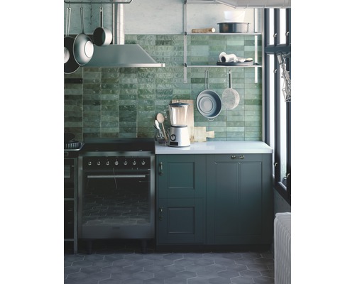 Keukenscène met fornuis, afzuigkap, planken en keukengerei