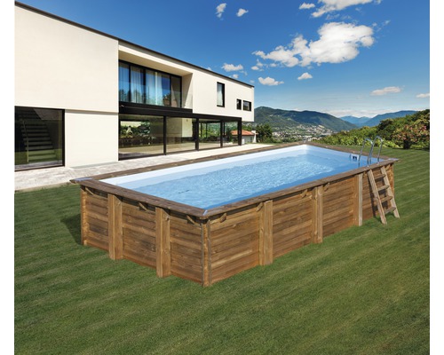 Opzetzwembad met houten bekleding en ladder in de tuin