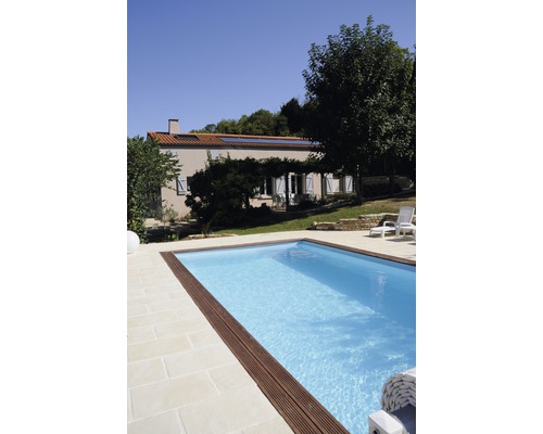 Zwembad in de tuin van een woonhuis