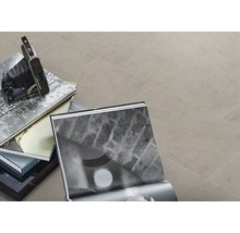 Beige vloertegels met boek en vintage camera