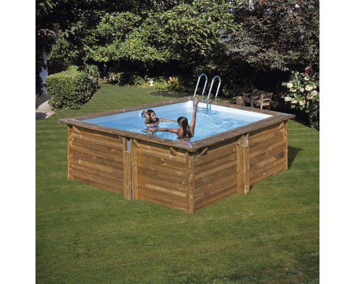 Rechthoekig houten zwembad met ladder in de tuin, twee personen in het water.