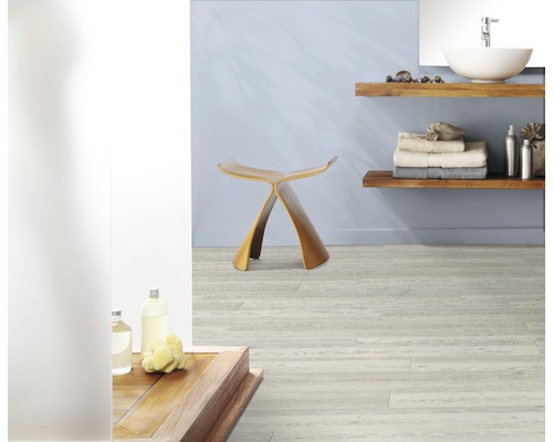 Lichte badkamer met houten vloer, houten planken, wastafel en houten kruk