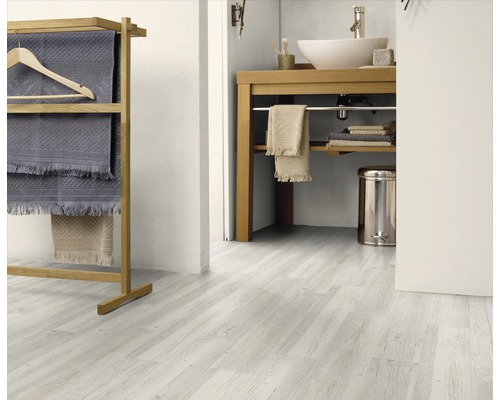 Badkamer met wastafel, handdoekrek en vloer in houtlook