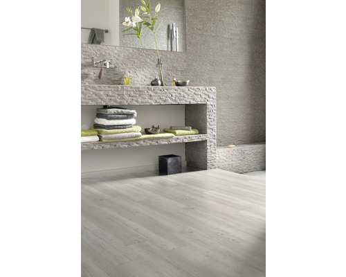 Moderne badkamer met stenen wastafel en lichte houten vloer