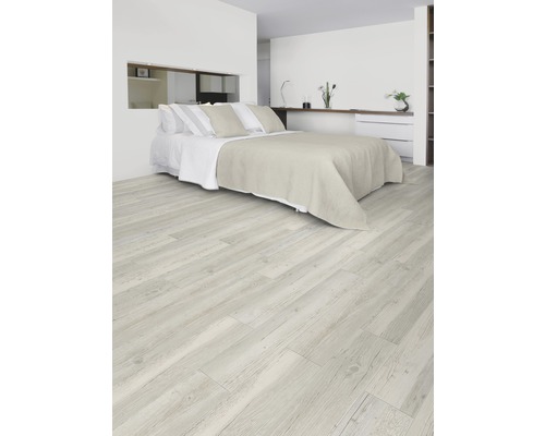 Slaapkamer met bed en lichte houten vloer