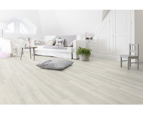 Lichte kamer met laminaatvloer, bank en decoratie