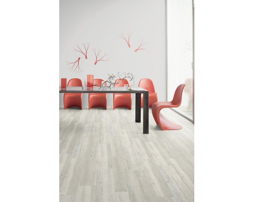 Eetkamer met eettafel, stoelen en een lichte houten vloer