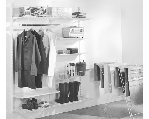 Rekken systeem met kleding, schoenen, schoonmaakmiddelen en wasrek