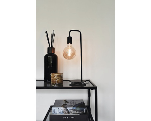 Decoratieve scène met tafellamp, geurverspreider en decoraties op een plank