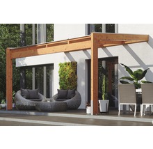 Terras met houten pergola, zitgroep en verticale tuin aan de gevel.