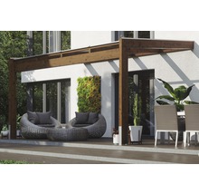 Terras met houten pergola, loungemeubels en planten