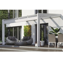 Terras met pergola, loungemeubels en verticale tuin
