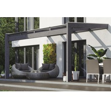 Terras met pergola, rotan stoelen, tafel en verticale tuin