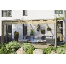 Terras met houten overkapping, tuinmeubelen en decoraties voor een ontspannen buitensfeer.