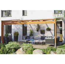 Houten terras met loungemeubels en plantenbakken in de tuin