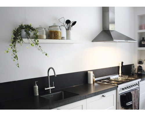 Keukenscène met gootsteen, werkblad, fornuis, afzuigkap en plank