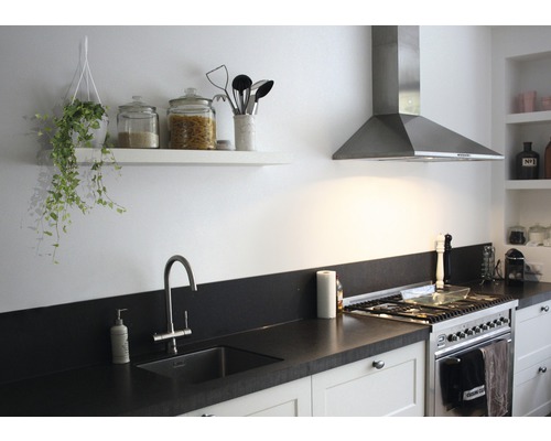 Lichte keuken met gootsteen, fornuis, afzuigkap en planken