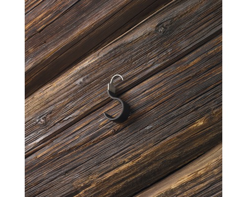 S-haak van metaal op houten achtergrond