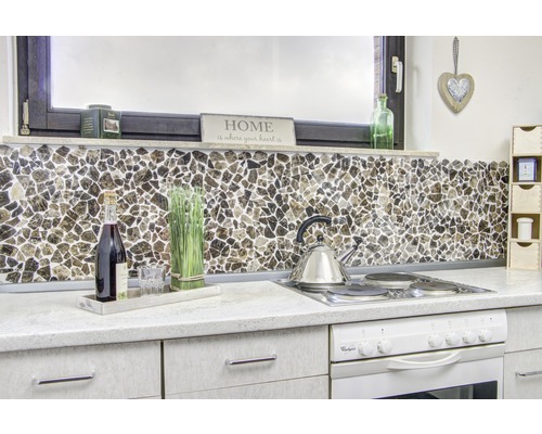 Keukenscène met mozaïektegels als spatwand, kookplaat en decoraties.