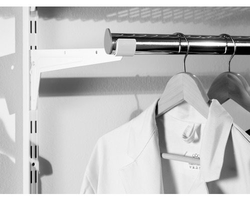 Kledingroede met beugel, muurrail en kleding aan hangers.