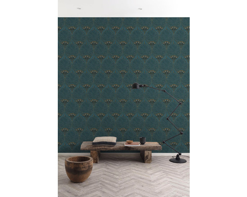 Woonkamer met patroonbehang, houten tafel en vloerlamp.