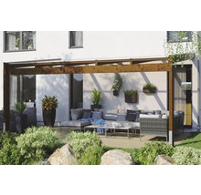 Terras met houten pergola, tuinmeubelen en beplanting