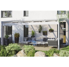 Overdekt terras met loungemeubels en planten