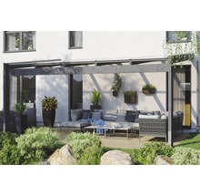 Terras met grijze terrasoverkapping, tuinmeubelen en beplanting