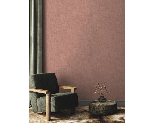 Interieur met fauteuil, bijzettafel, decoratie, gordijn en wandbekleding